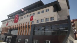 İnşaatı tamamlanan Şırnak Belediye binası Nuh’ un Gemisi’ni andıran tarzıyla büyük ilgi topladı