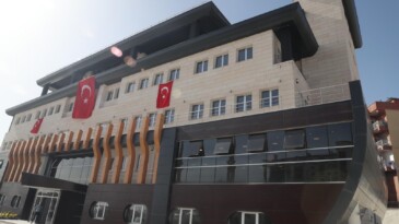 İnşaatı tamamlanan Şırnak Belediye binası Nuh’ un Gemisi’ni andıran tarzıyla büyük ilgi topladı