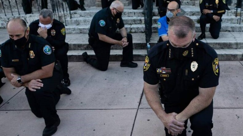 Amerika’ da bazı polisler protestocular geldiğinde dizlerinin üstüne çöktü af diledi