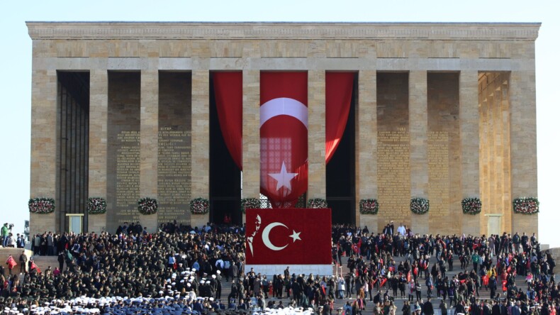 Aziz Atatürk’ü, manevi huzurunda saygıyla, rahmetle, minnetle anıyoruz