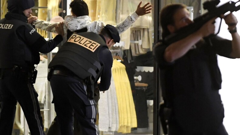 Avusturya’nın başkenti Viyana sokaklarında terör dehşeti yaşandı