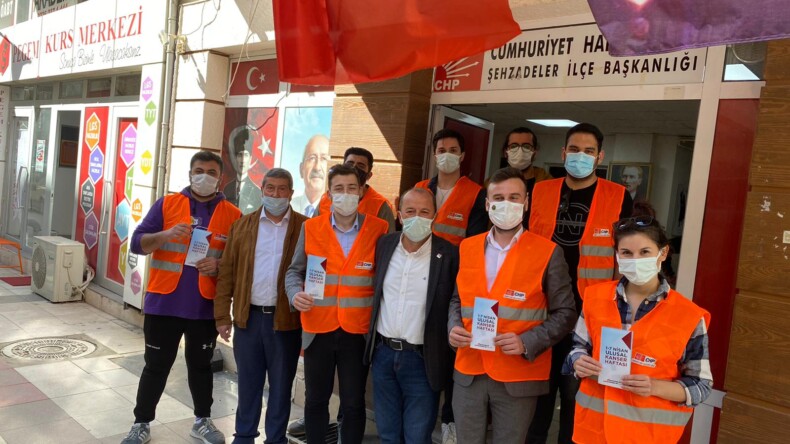 CHP’Lİ GENÇLER KANSERE KARŞI FARKINDALIK YARATTI